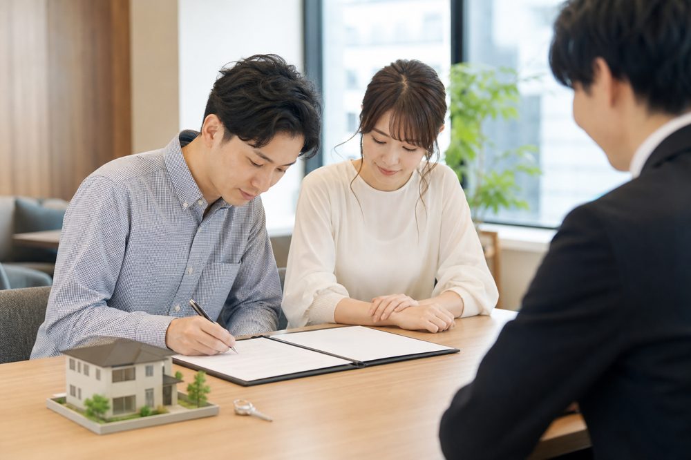 別荘売買契約のイメージ・明るいオフィスでの署名シーン