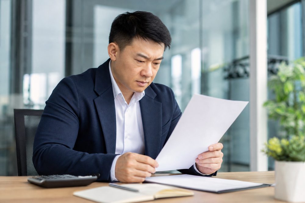 フランチャイズ契約書を丁寧に確認する個人事業主