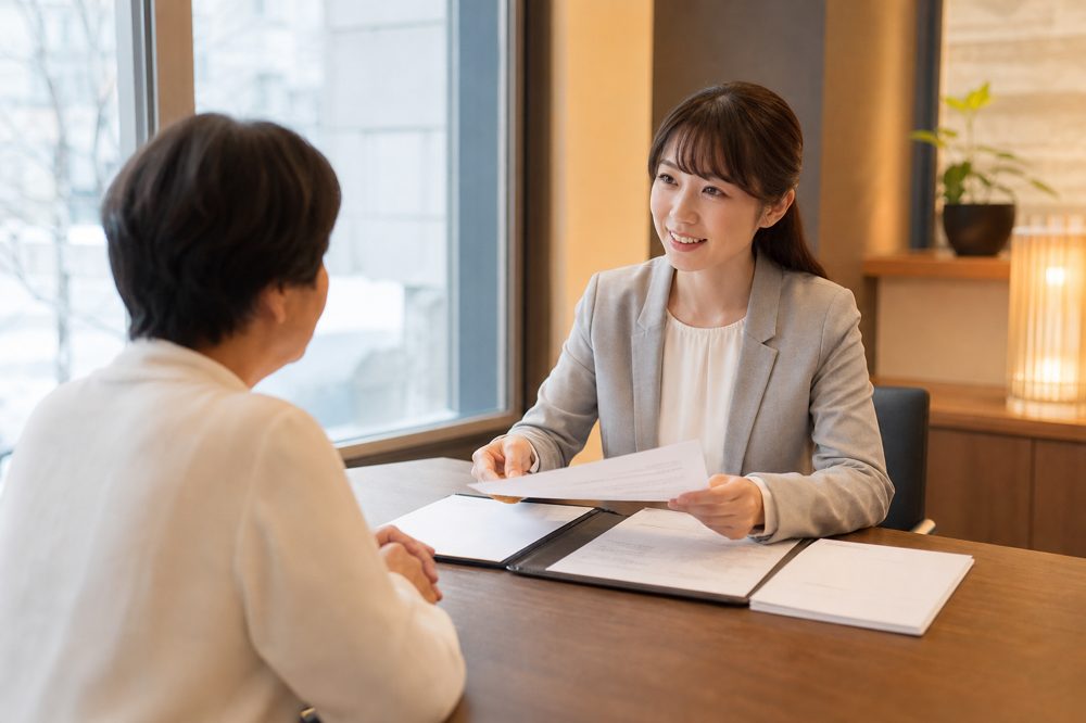 社労士と障害年金申請の相談をするクライアントのイメージ