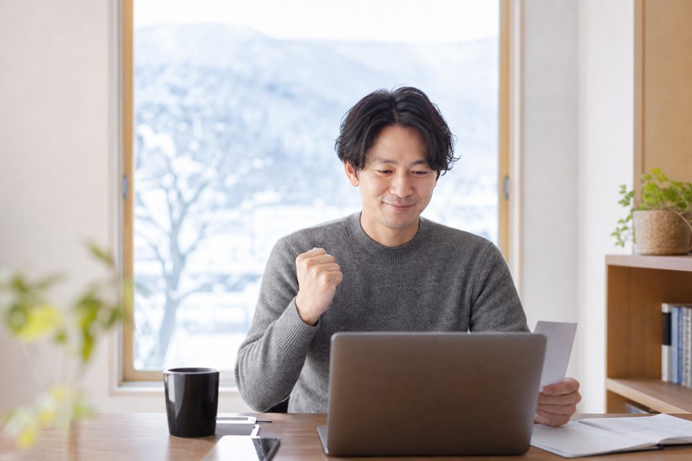 北海道で働きながら障害年金の書類を確認し安堵する人
