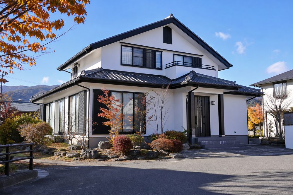 外壁塗装完成後の長野県北部の住宅・白壁と濃いトリムが美しい仕上がり