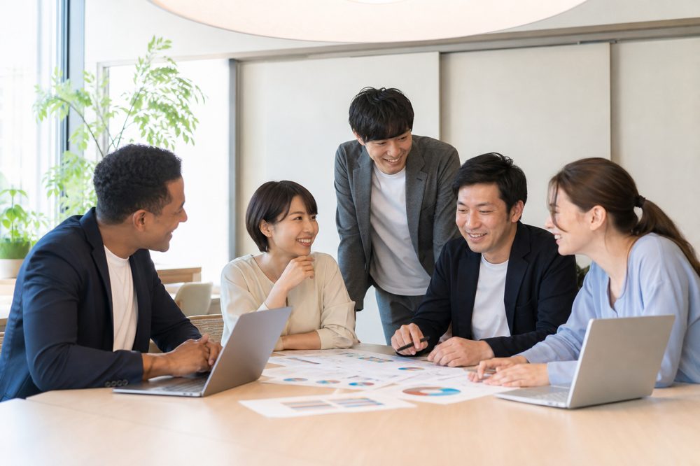 健康経営で従業員が生き生きと働く職場のイメージ