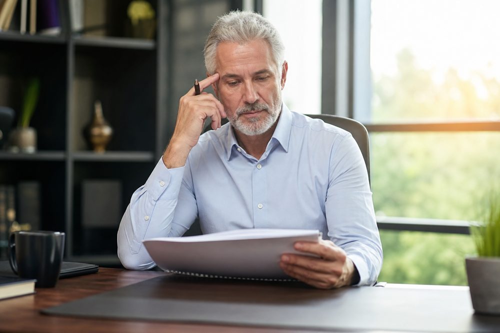 管理職社員が研修後に振り返りノートを確認している様子