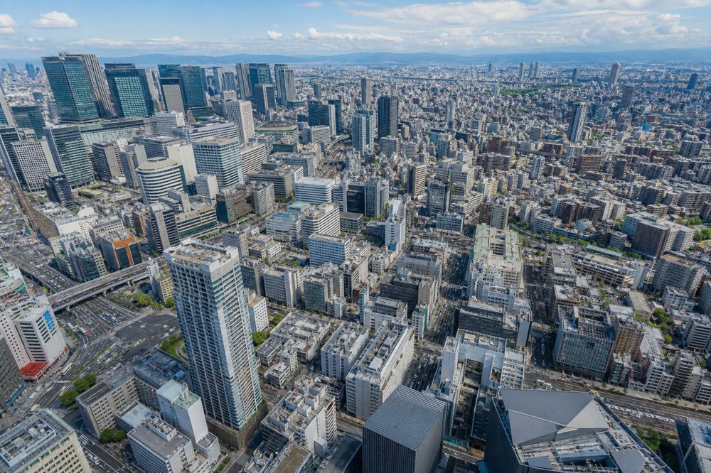 梅田・難波エリアの大阪市内ビジネス街の俯瞰風景