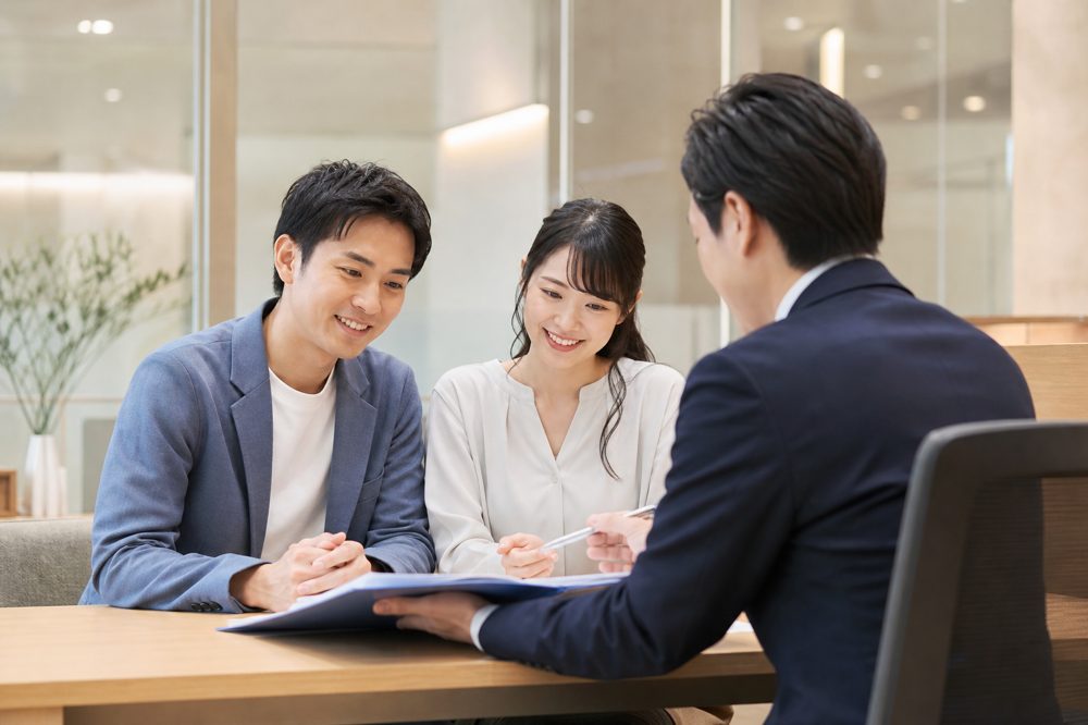 住宅ローンについて銀行担当者と相談する夫婦