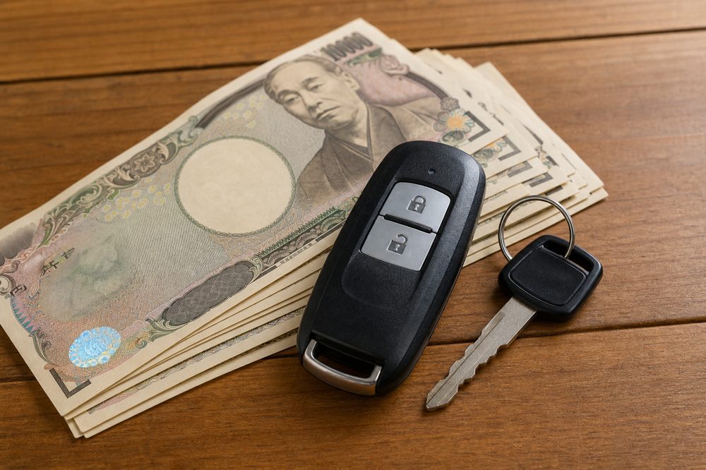 廃車現金化で受け取った日本円の紙幣と車のカギ