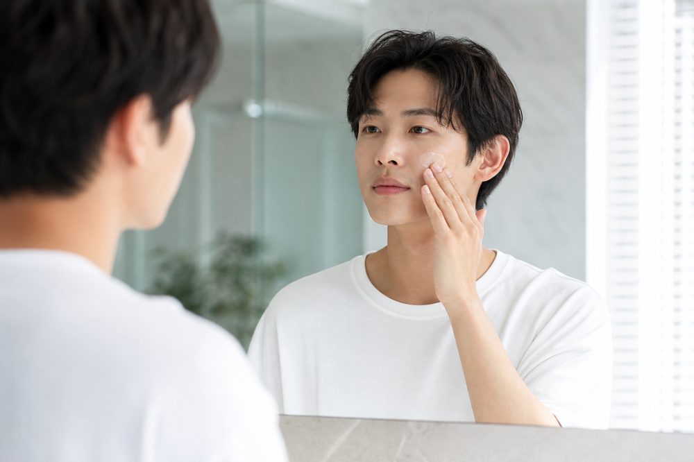 ひげ脱毛後のスキンケアを丁寧に行う清潔感のある男性