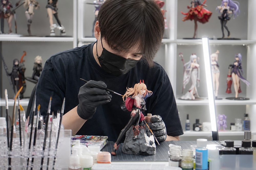 3Dプリント出力後の塗装・仕上げ作業をするフィギュアクリエイター