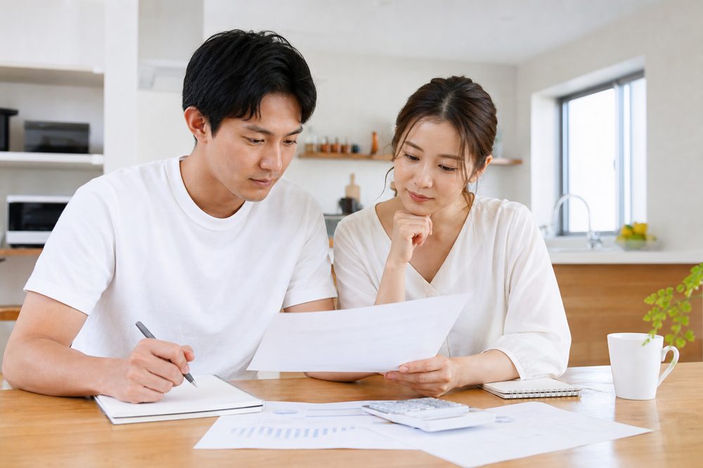 茨城県の自宅で夫婦がFP相談後の家計プランを一緒に確認している様子