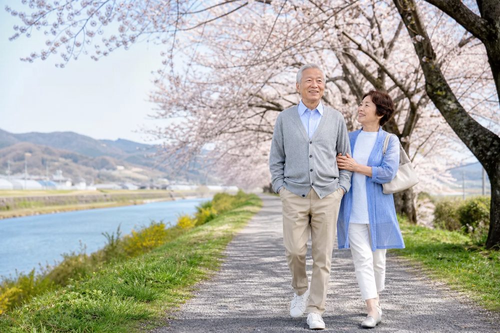 茨城県で老後を豊かに過ごすシニア夫婦のイメージ。資産運用が実を結んだ安心の老後生活