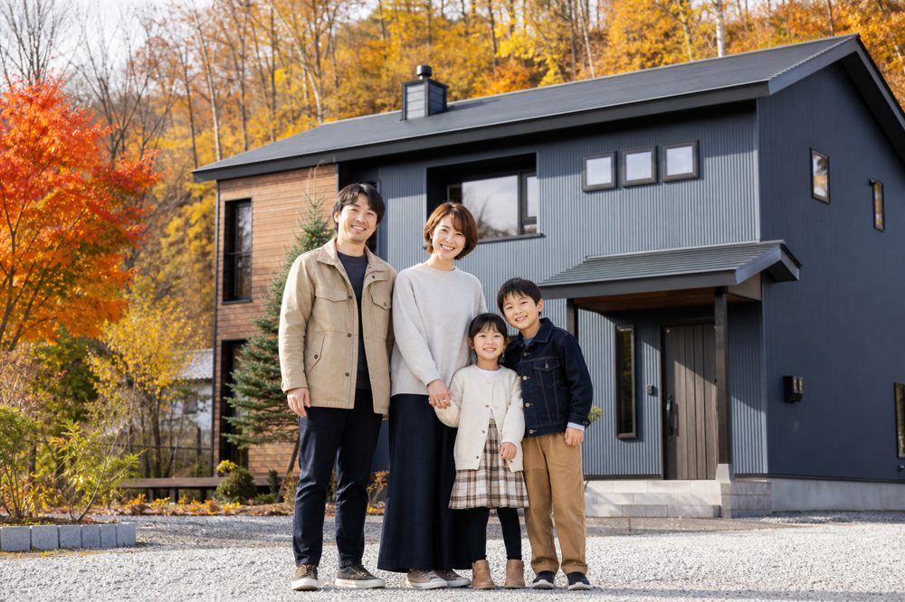 リフォームが完成した北海道の住宅の前で喜ぶ家族の様子