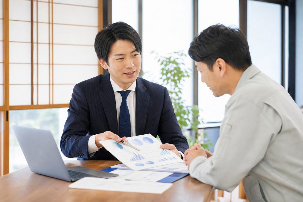 九州の中小企業経営者に費用を説明するコンサルタント