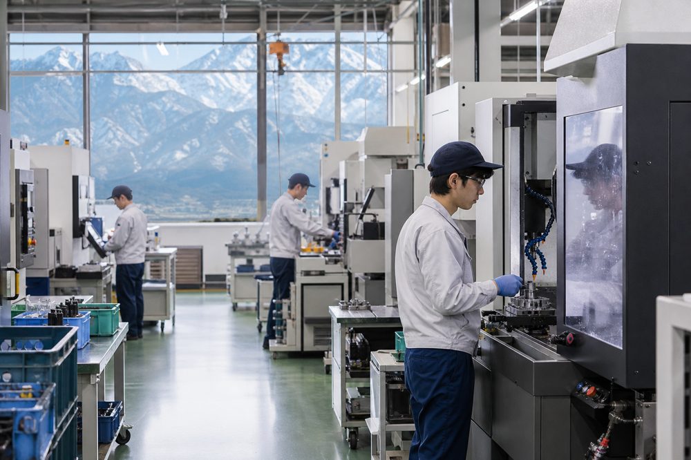 長野県の精密機械製造業の工場内部のイメージ