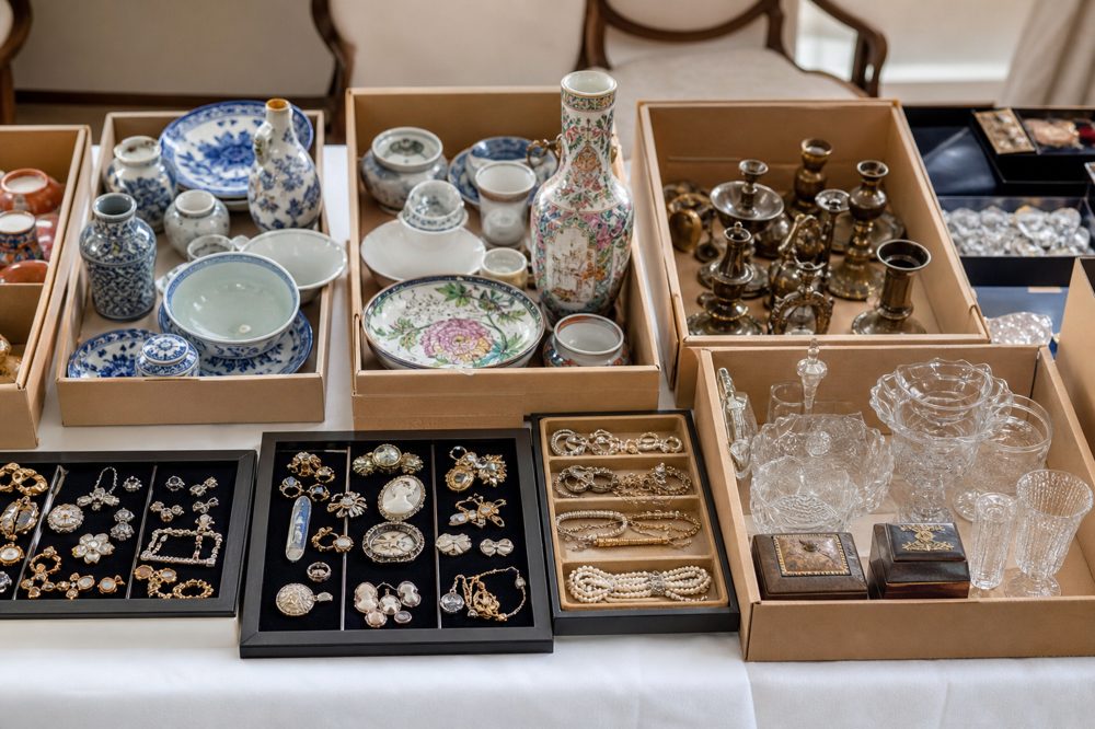 遺品整理の買取査定に並べられた骨董品や貴金属などの高価な遺品