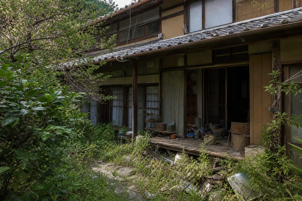 長期間空き家になった日本の一戸建て外観・荒れた庭