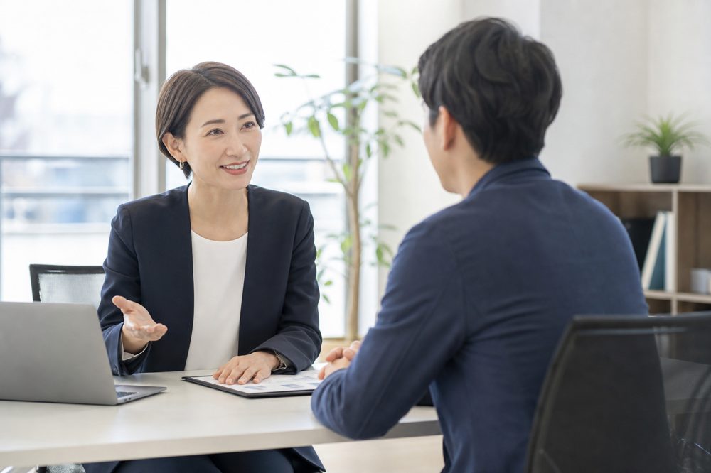 中小企業支援窓口でコンサルタントから補助金のアドバイスを受ける経営者