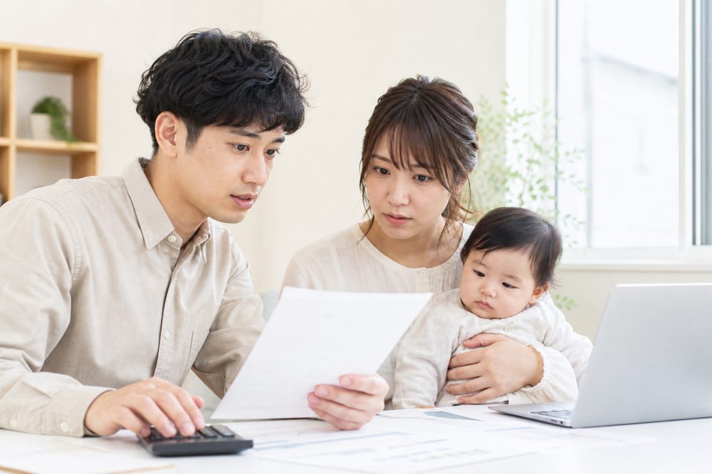 愛知県の子育て夫婦がFP相談に向けて資料を確認している様子