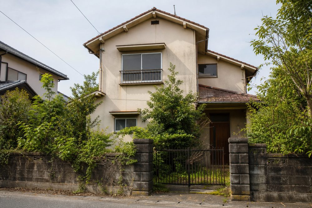 日本の住宅街に佇む空き家の外観・売却前のイメージ