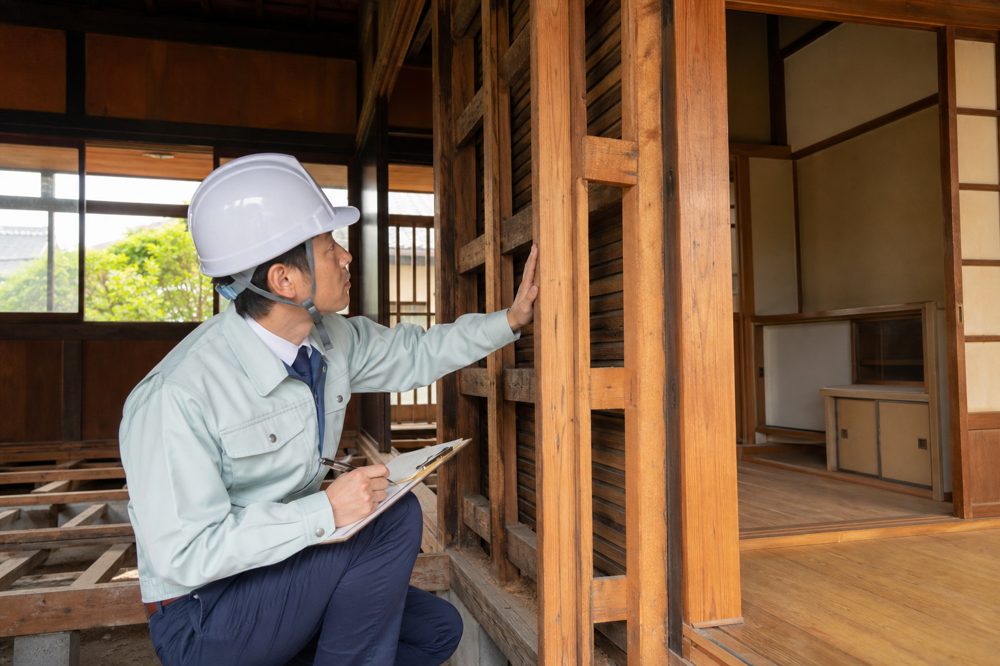 空き家のインスペクション（住宅診断）を行うプロのイメージ