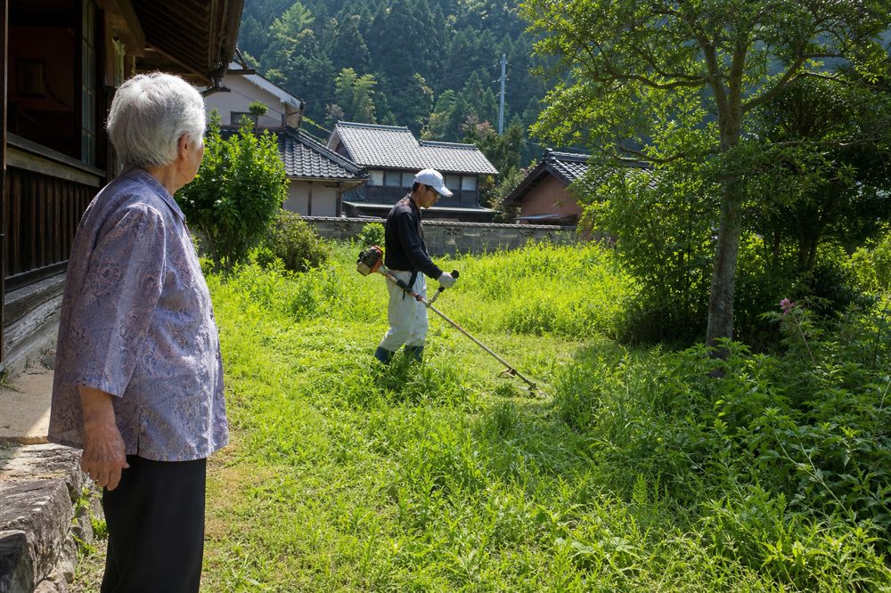 湯来町の庭で草刈り代行業者が作業している様子