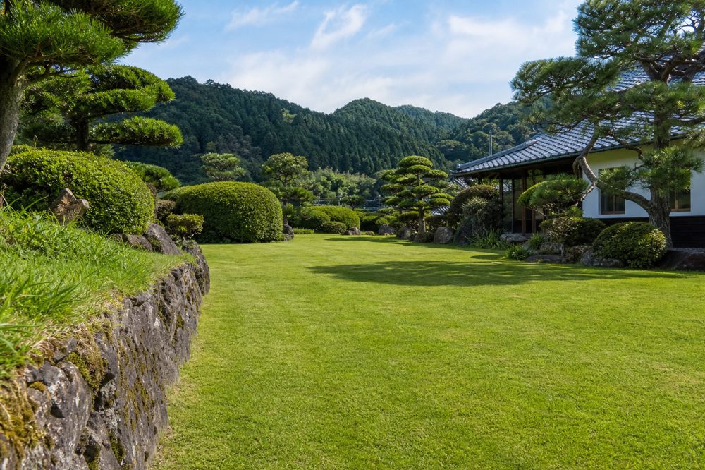 草刈り代行後にきれいに整備された湯来町の庭
