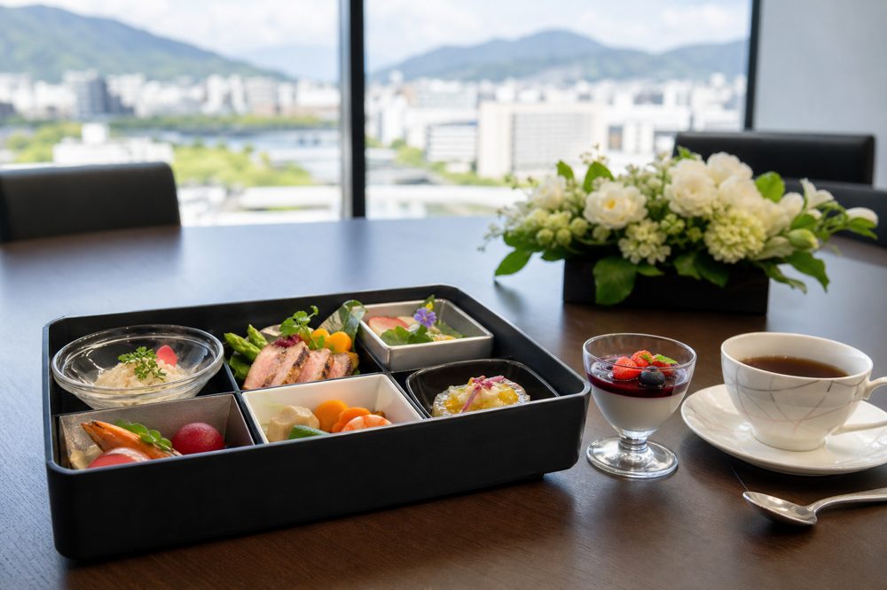 広島オフィスの会議室に並んだ豪華な企業向け弁当