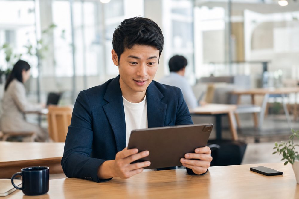 マンガ採用コンテンツをタブレットで読む求職者