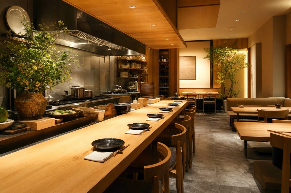 東京23区の飲食店開業イメージ・おしゃれなオープンキッチンのある店内