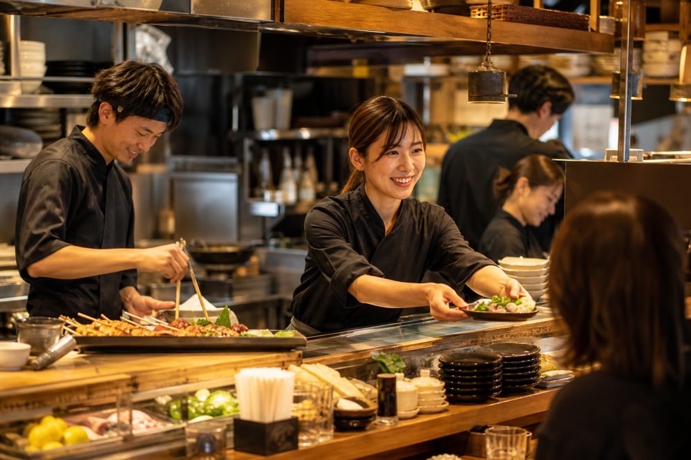 東京の居酒屋で効率よく働くスタッフと整理された厨房