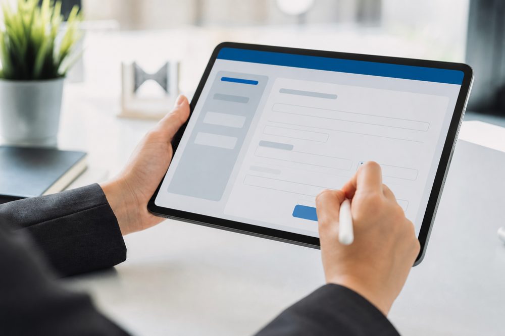 Web口振受付サービスで口座振替申込をするビジネスパーソン