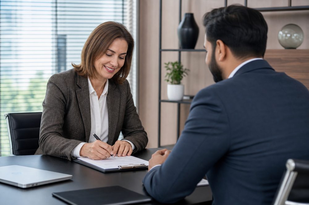 人材紹介会社のオーナーがシステム導入契約を交わしている場面