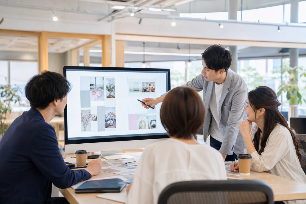 愛知県のオフィスでWebデザインを共同作業するクリエイターチーム