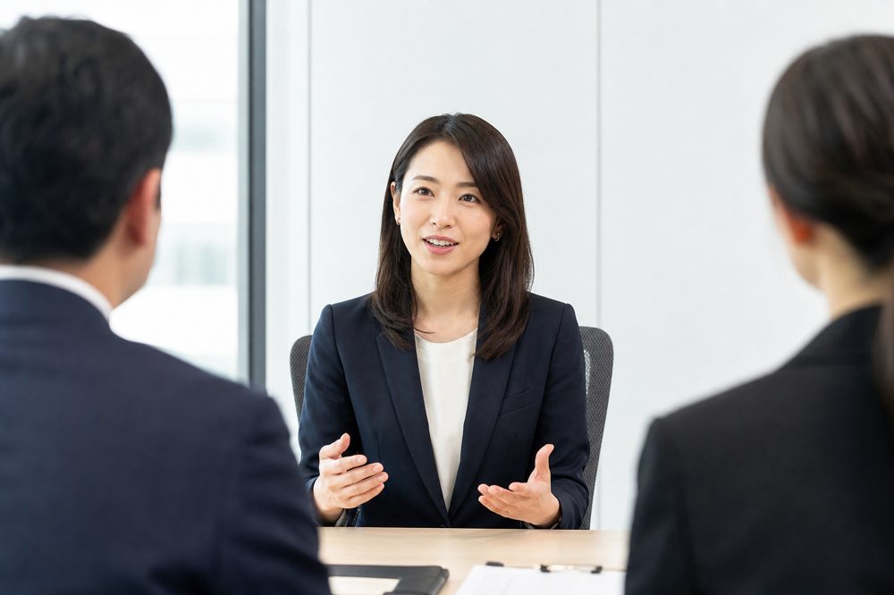 愛知で転職面接に臨む30代女性が落ち着いて話している様子