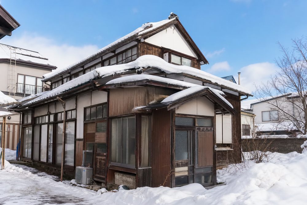 釧路市内の売却検討中の一戸建て住宅の冬の外観