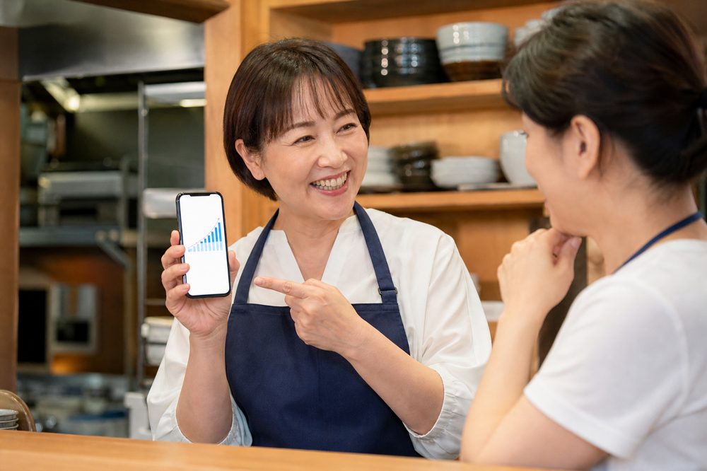 広島の飲食店オーナーがSNSフォロワーの増加を喜んでいる様子