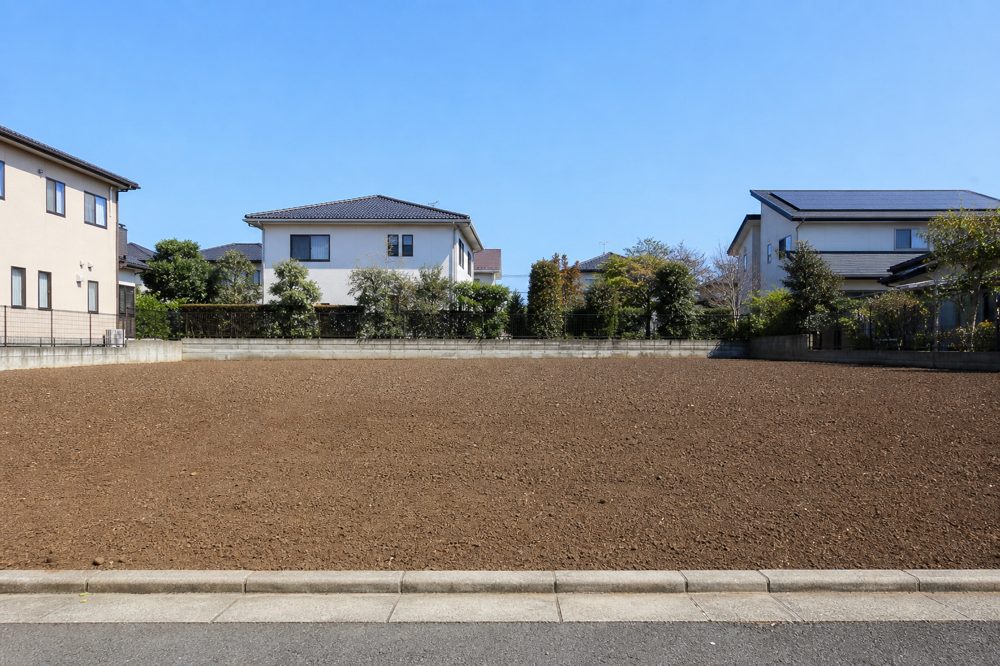 千葉県郊外の住宅街で解体後に整地された更地の土地