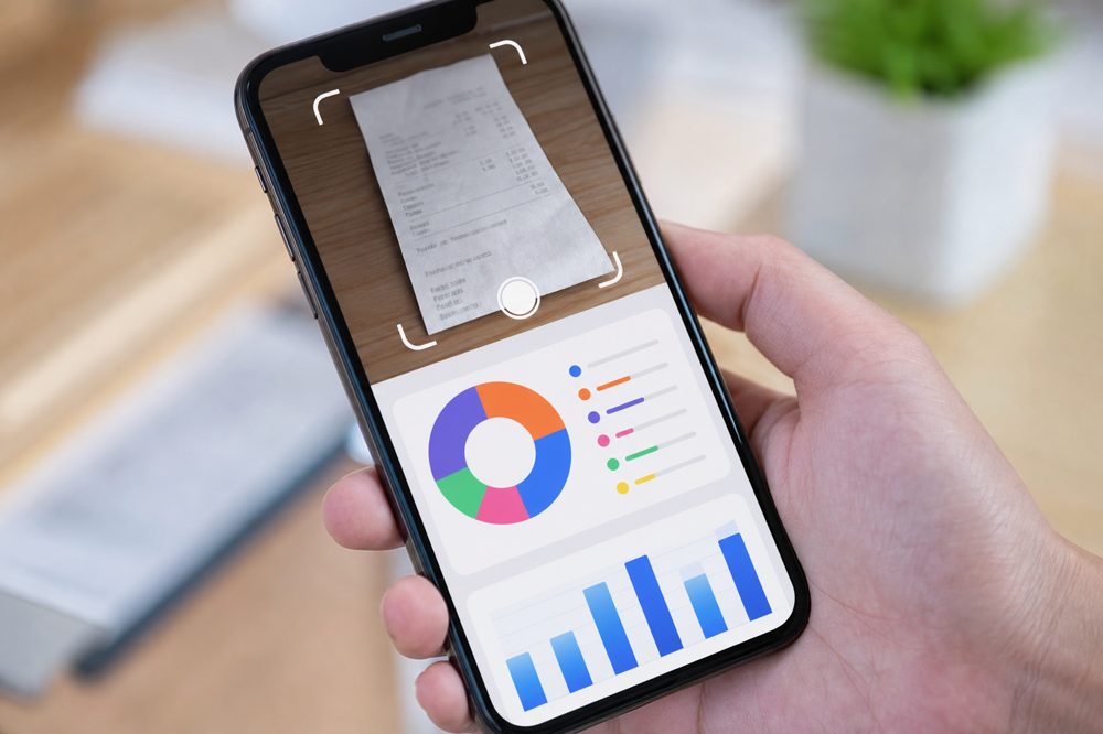 スマートフォンで領収書をスキャンする経費精算アプリ画面