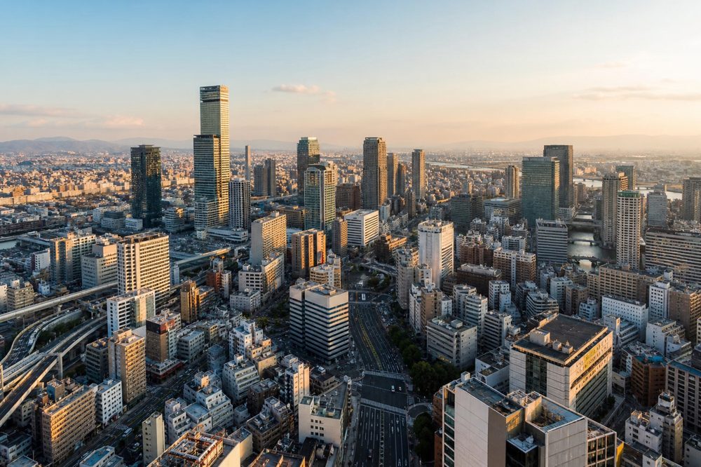 夕暮れ時の大阪市街地の俯瞰ビュー
