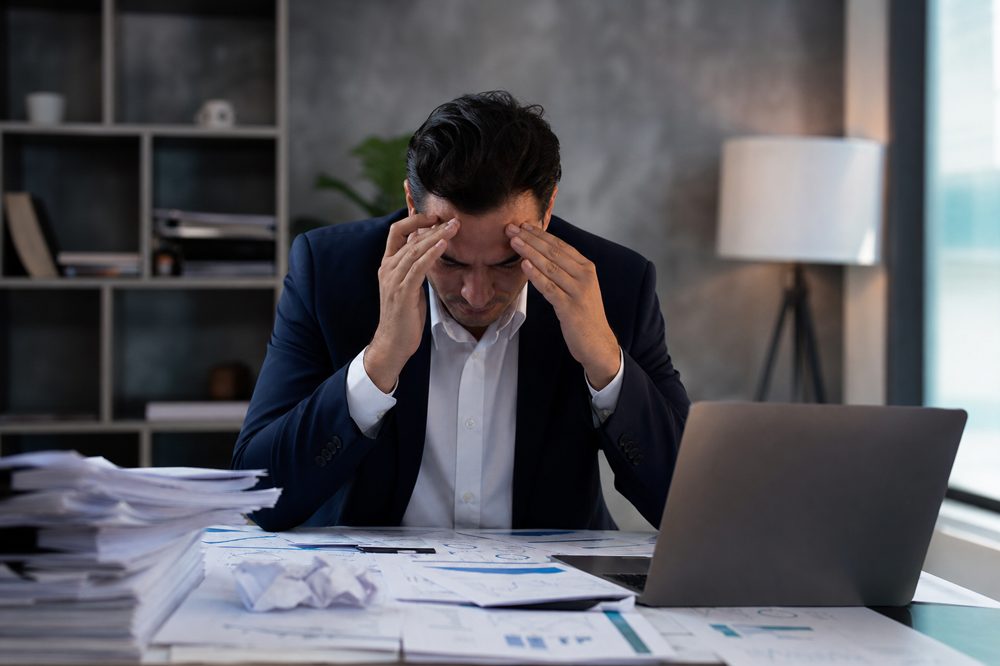 資本提携の失敗でストレスを抱える中小企業経営者のイメージ