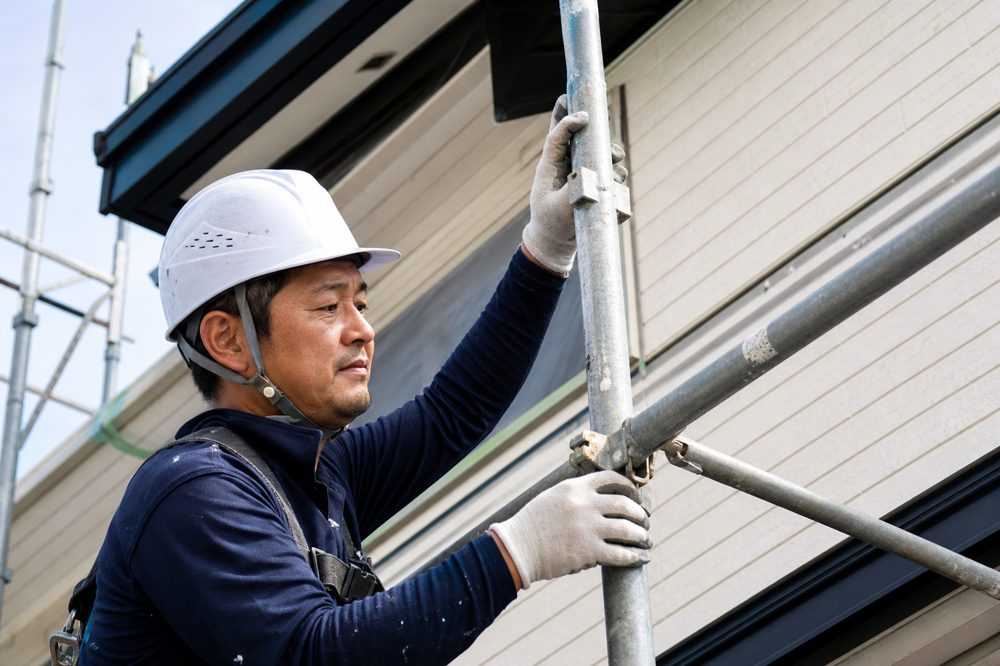 外壁塗装前に足場を設置する工事の様子