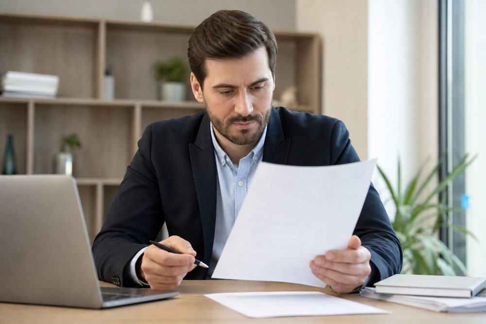 就業規則を確認する会社員のイメージ