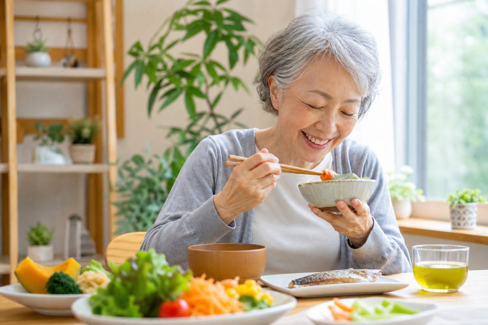 認知症予防に効果的な食事を楽しむ高齢者