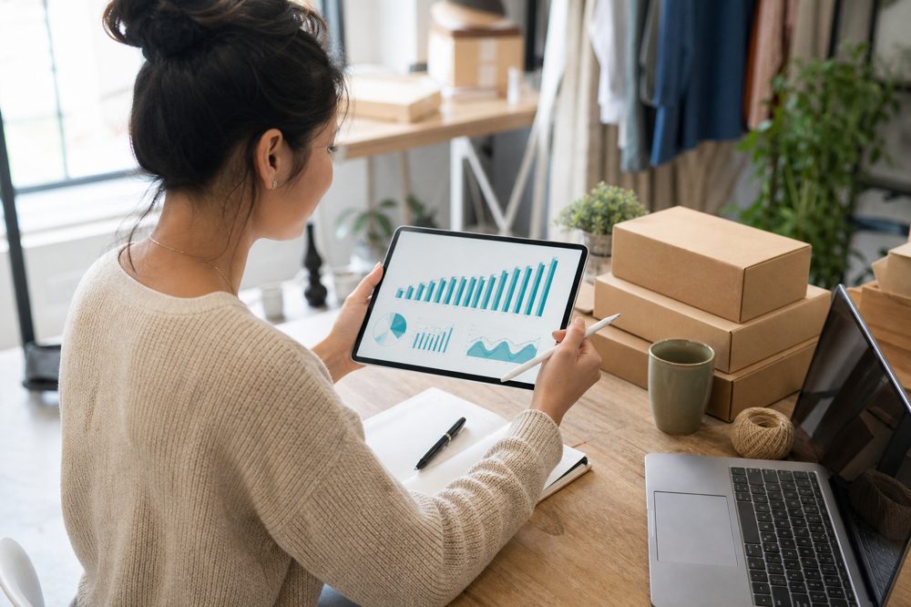 SNS改善による売上向上のデータを確認するビジネスオーナー