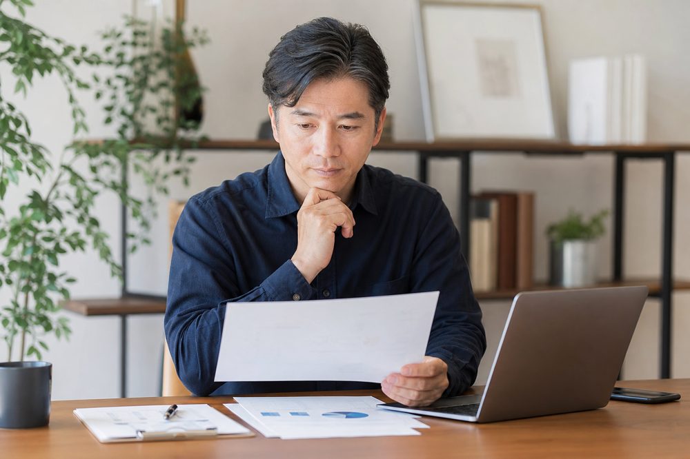 40代男性が退職金の運用プランを落ち着いて検討している様子