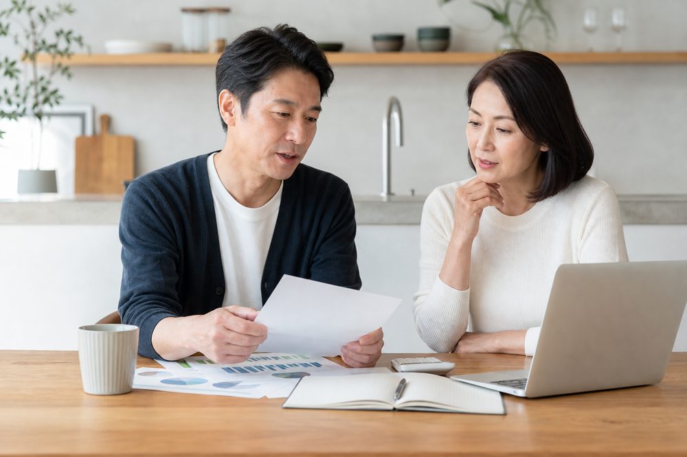 40代夫婦がNISAとiDeCoの活用方法を話し合っている場面