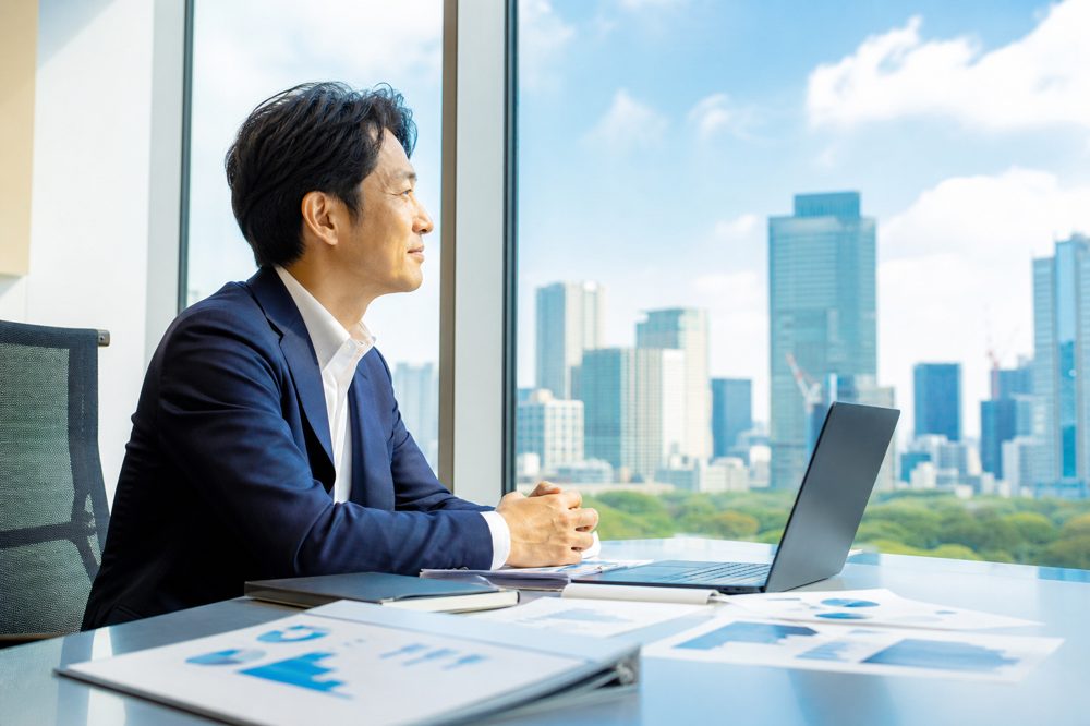 40代が明るい老後を見据えて長期的な資産運用計画を立てている場面