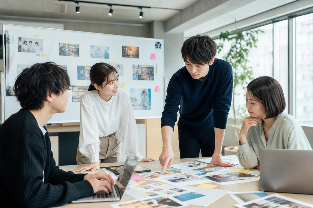 SNS採用コンテンツを企画する日本のデジタルマーケティングチーム