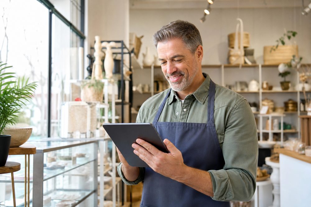 MEO対策を依頼した店舗オーナーがGoogleマップのレビューを確認している様子