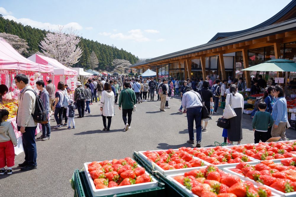 栃木の道の駅で春のいちご祭りに多くの来訪者が集まっている風景