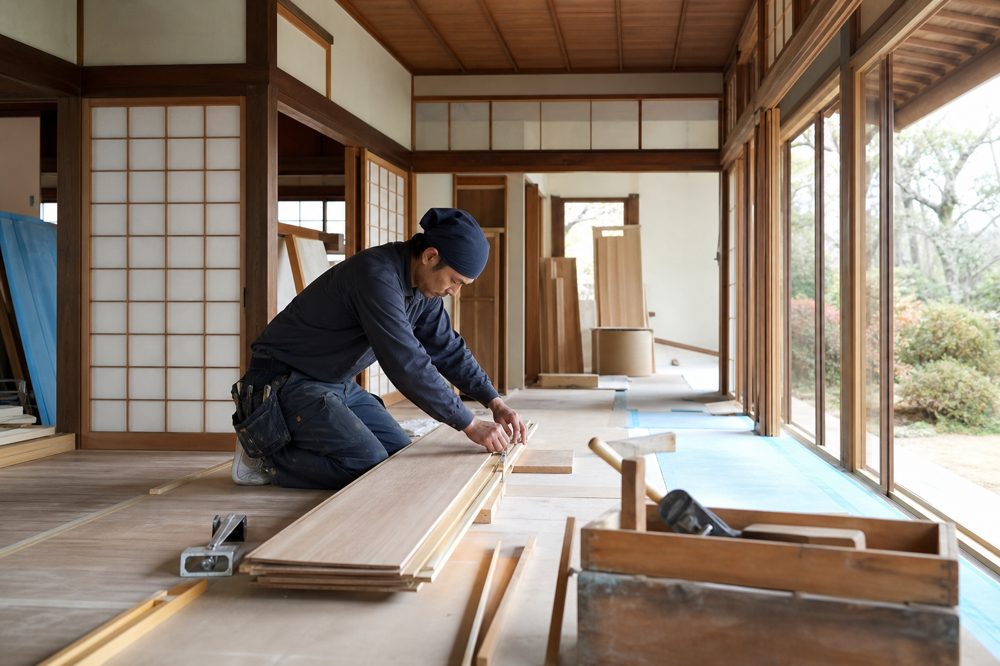 栃木のリフォーム業者が自宅を丁寧に施工している様子
